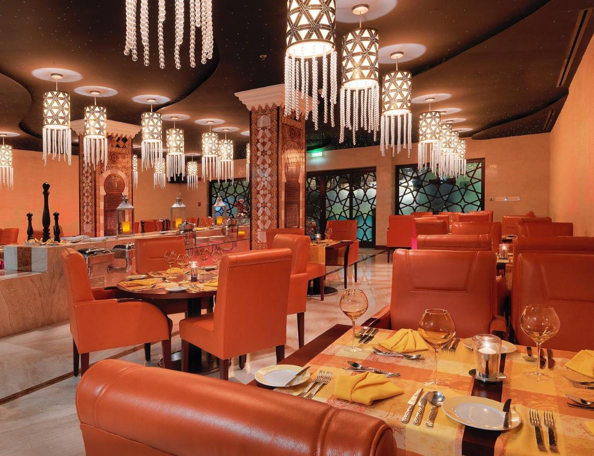 Crowne Plaza Jeddah By Ihg Hotel Ngoại thất bức ảnh The interior of a restaurant
