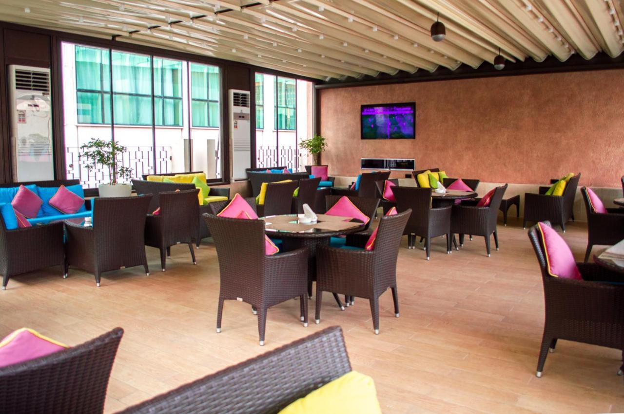 Crowne Plaza Jeddah By Ihg Hotel Ngoại thất bức ảnh The Sky Bar