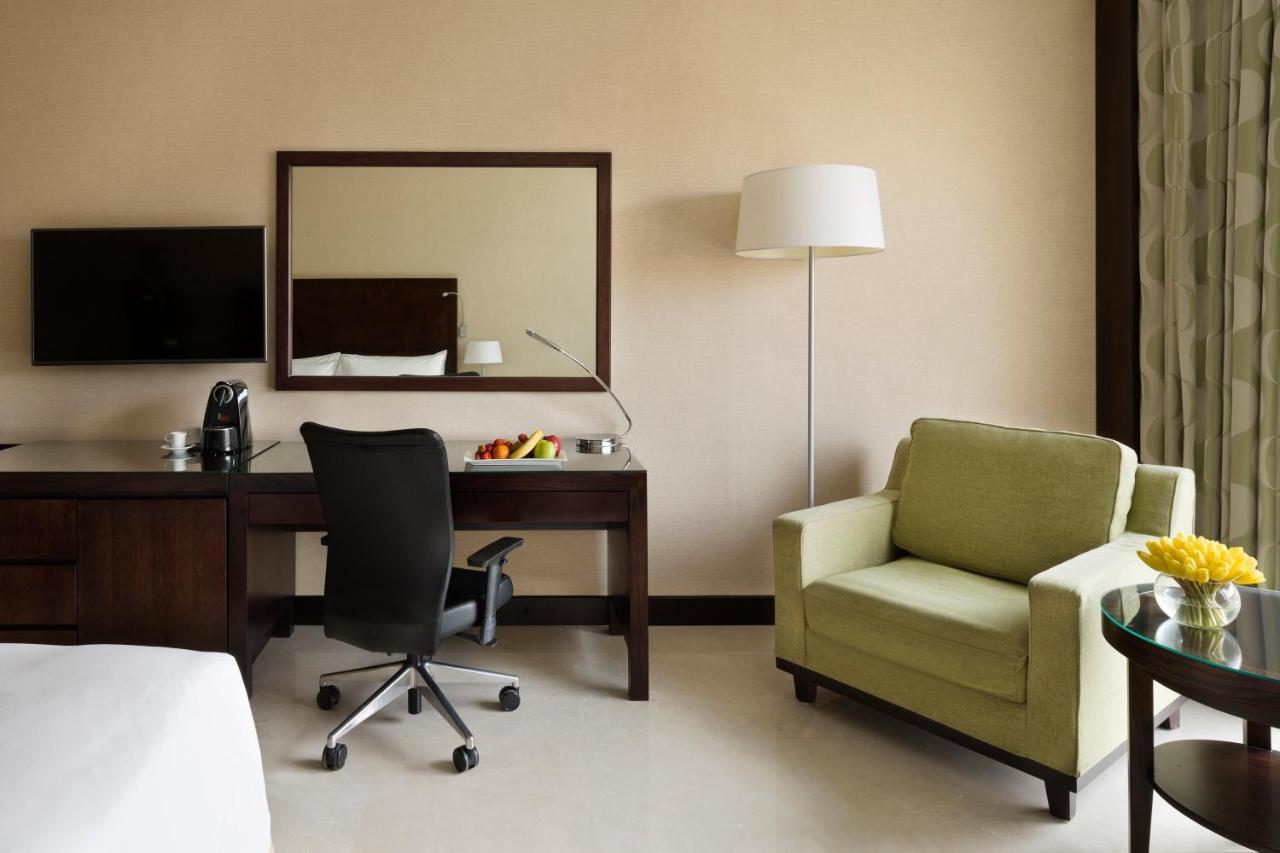 Crowne Plaza Jeddah By Ihg Hotel Ngoại thất bức ảnh A room at the hotel