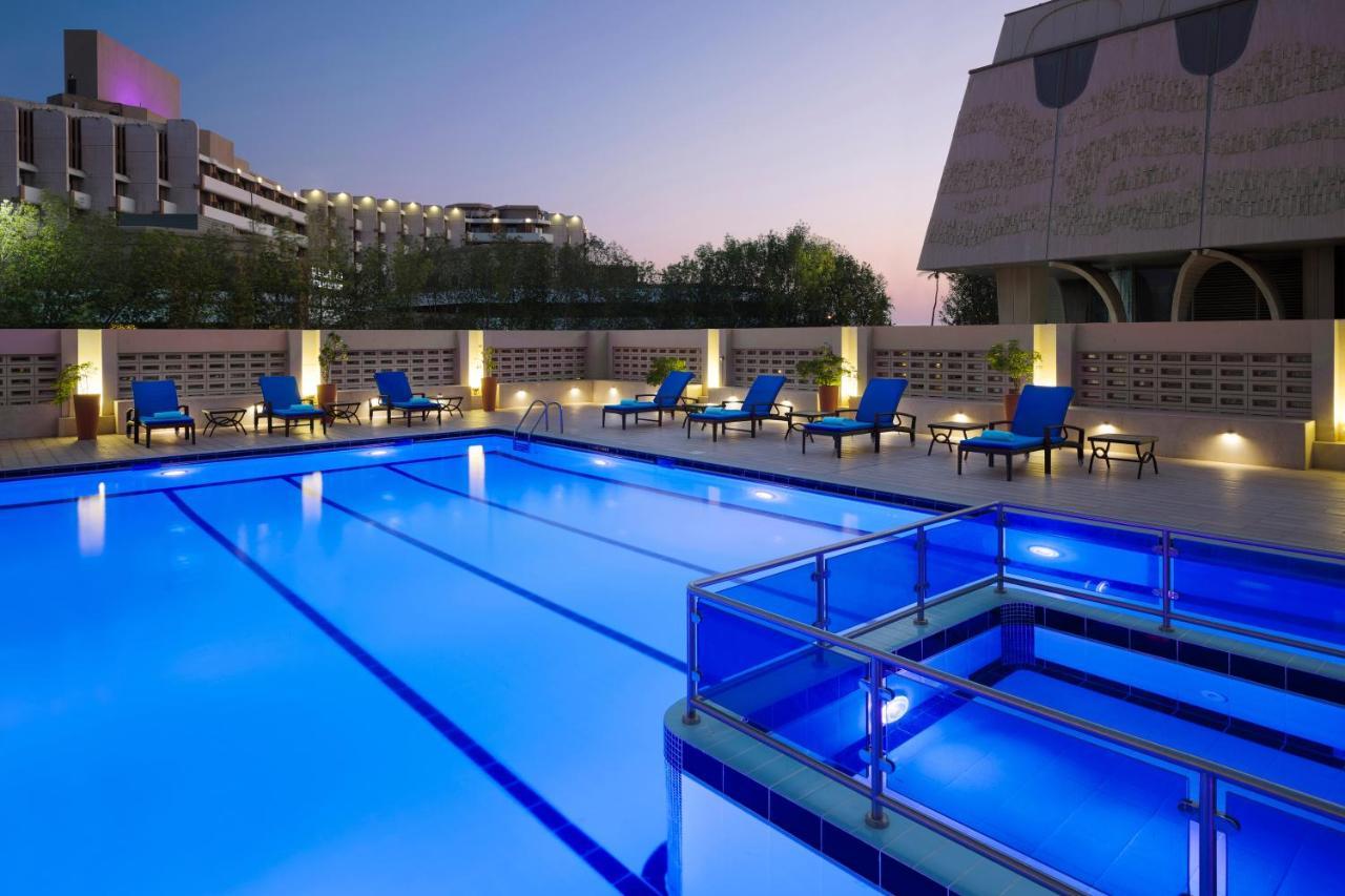 Crowne Plaza Jeddah By Ihg Hotel Ngoại thất bức ảnh The swimming pool at the hotel