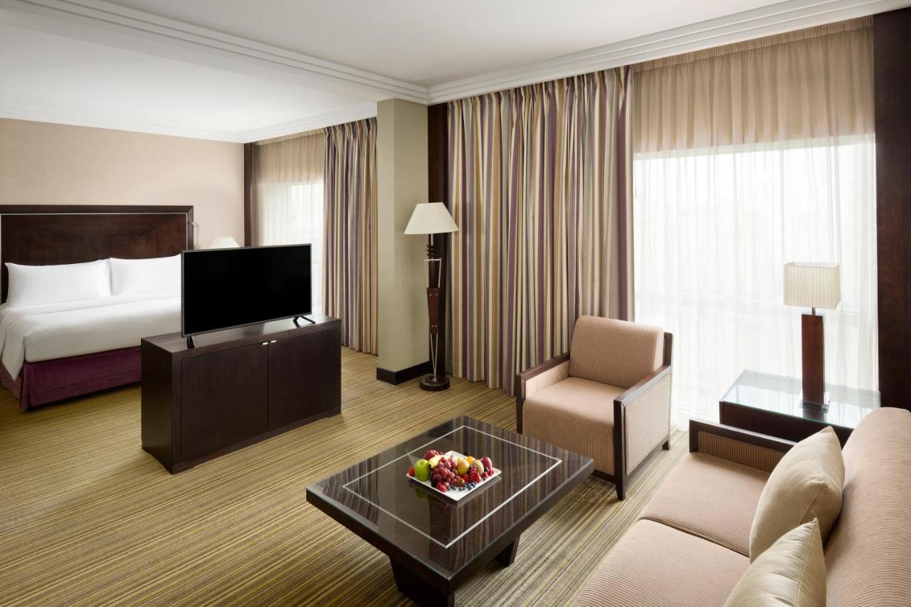Crowne Plaza Jeddah By Ihg Hotel Ngoại thất bức ảnh A suite at the hotel