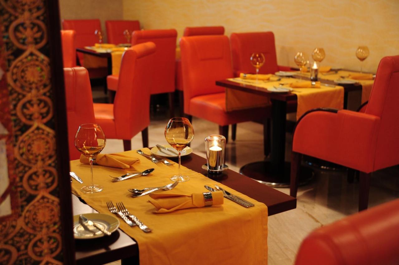 Crowne Plaza Jeddah By Ihg Hotel Ngoại thất bức ảnh Restaurant interior