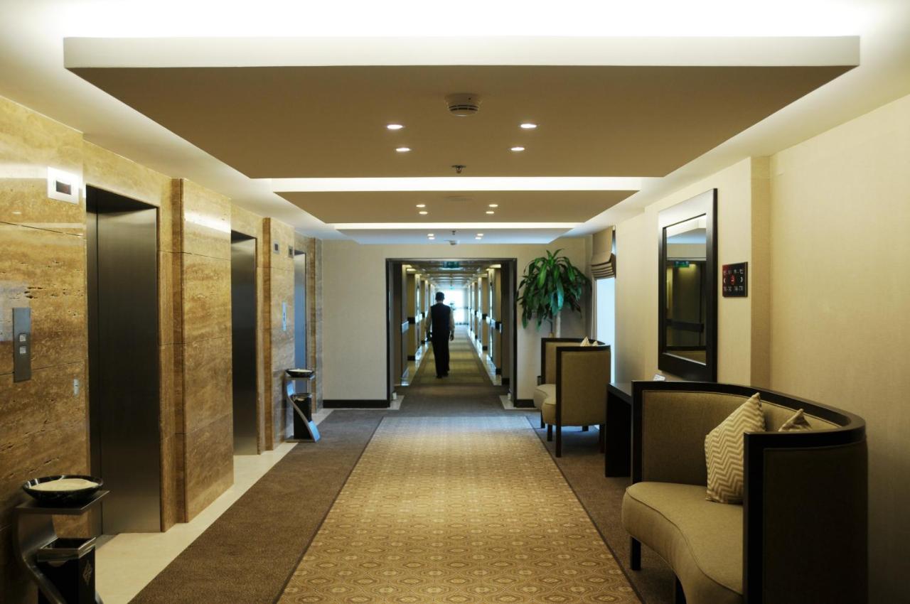 Crowne Plaza Jeddah By Ihg Hotel Ngoại thất bức ảnh A hotel lobby