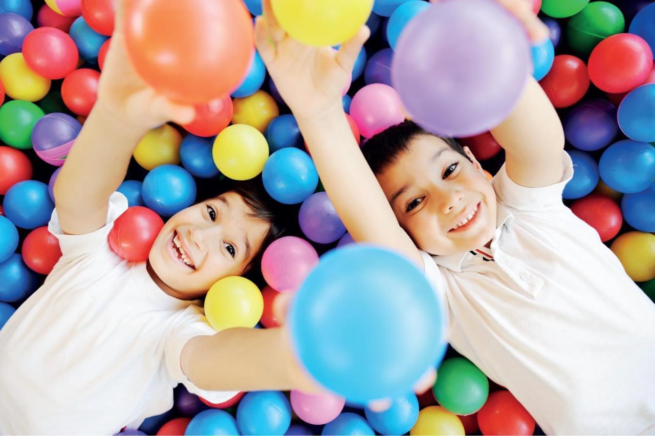 Crowne Plaza Jeddah By Ihg Hotel Ngoại thất bức ảnh Children playing in a ball pit