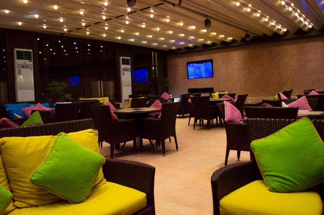 Crowne Plaza Jeddah By Ihg Hotel Ngoại thất bức ảnh The interior of the lounge