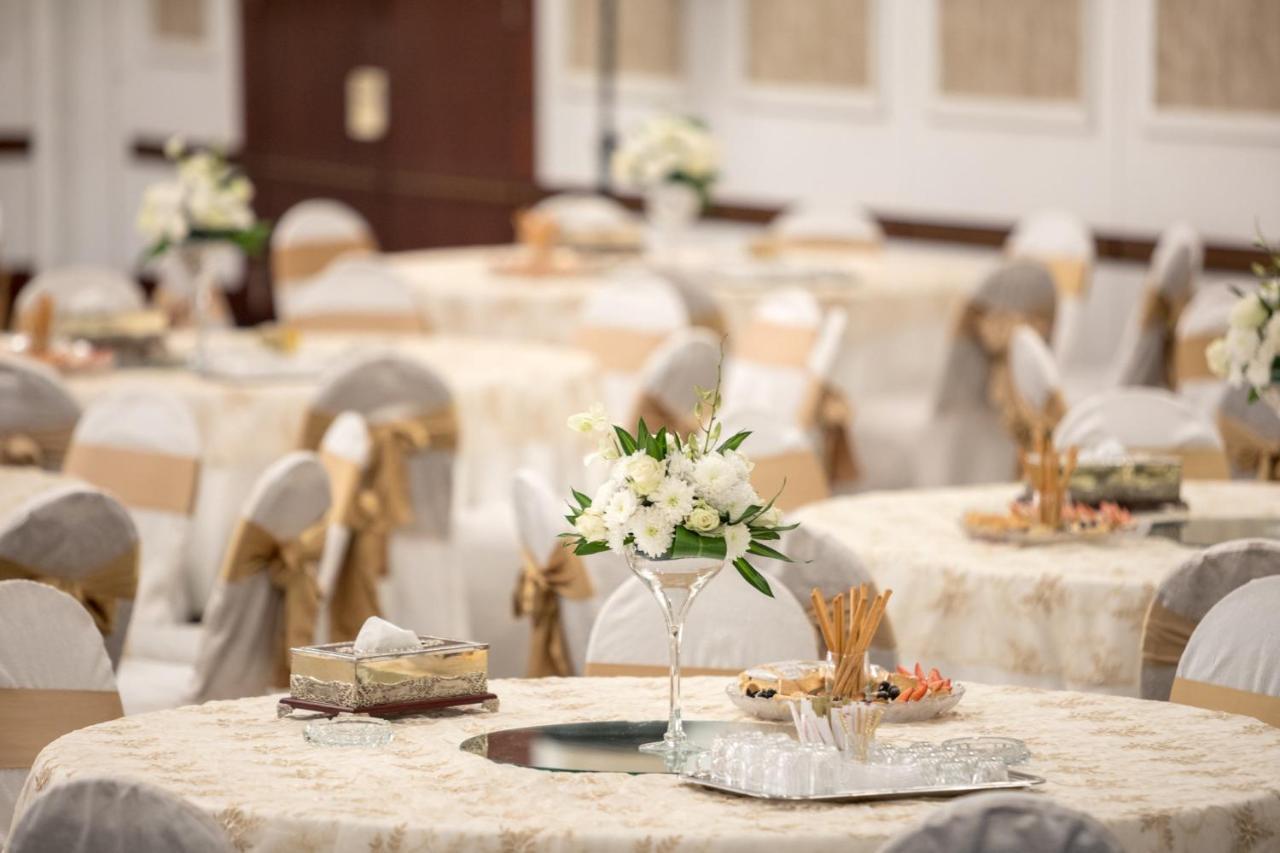 Crowne Plaza Jeddah By Ihg Hotel Ngoại thất bức ảnh A wedding reception