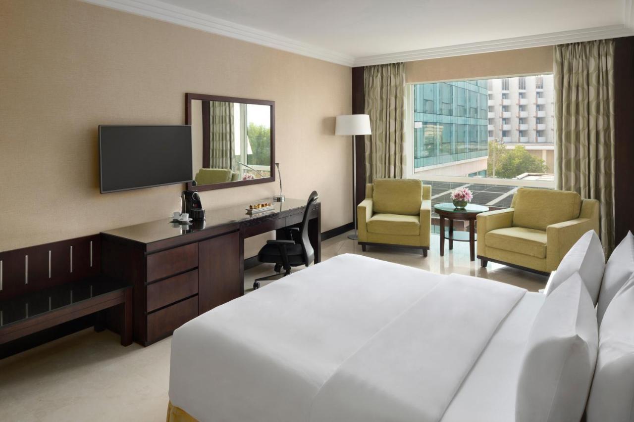 Crowne Plaza Jeddah By Ihg Hotel Ngoại thất bức ảnh A guest room at the hotel