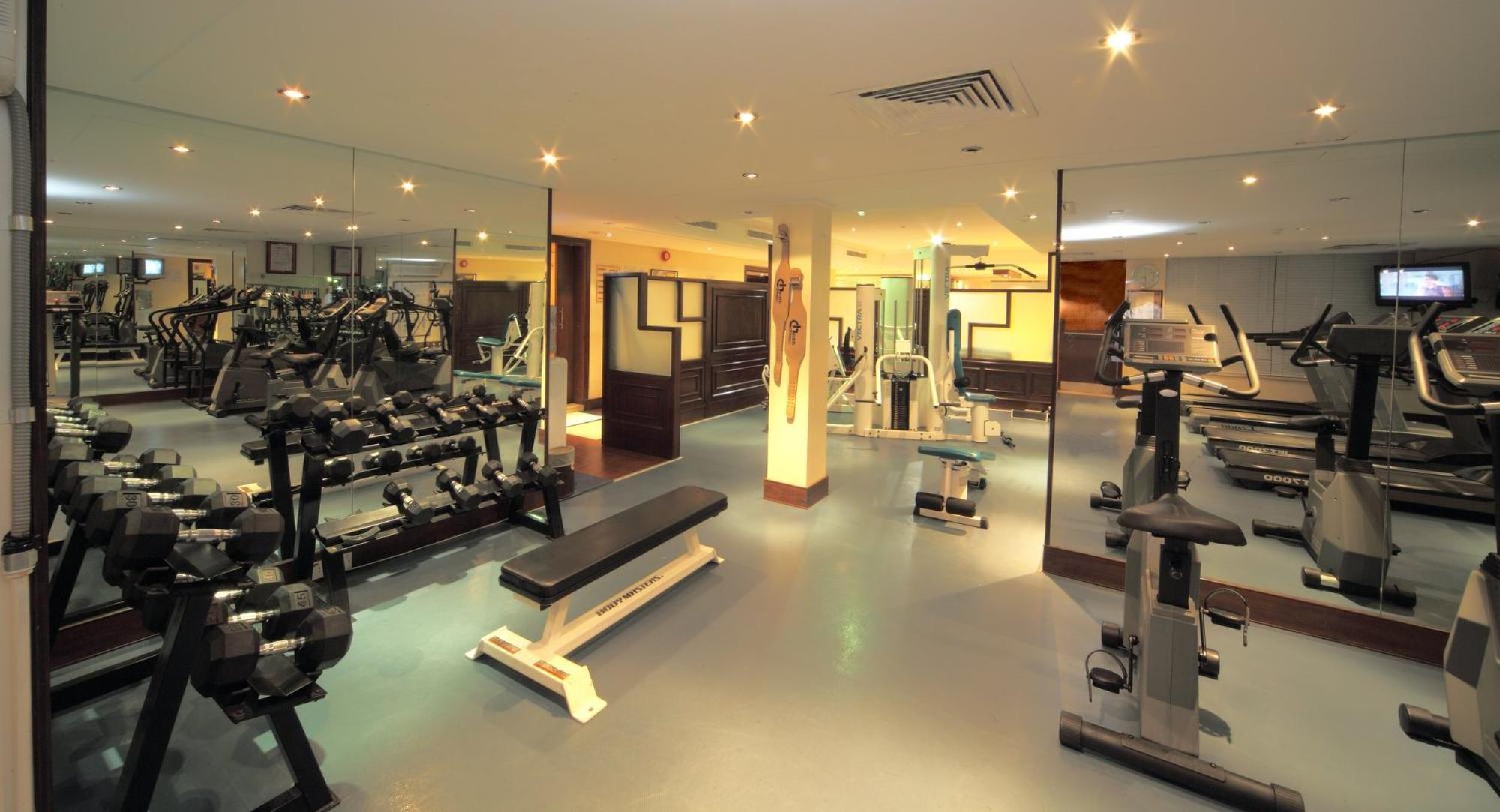 Crowne Plaza Jeddah By Ihg Hotel Ngoại thất bức ảnh The gym at the hotel