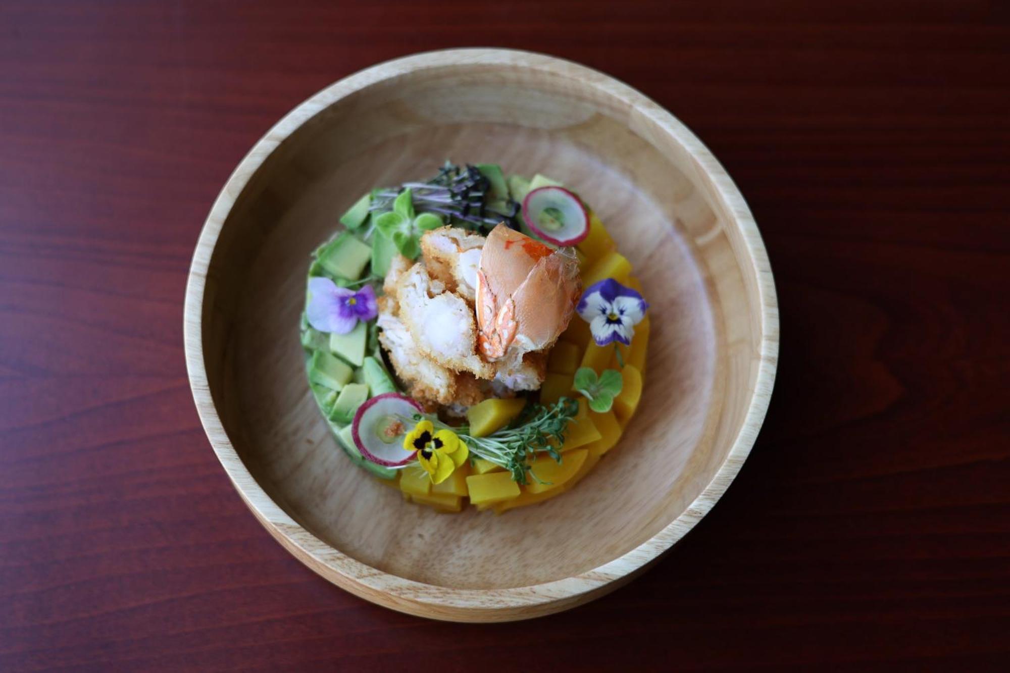 Crowne Plaza Jeddah By Ihg Hotel Ngoại thất bức ảnh A salad with edible flowers