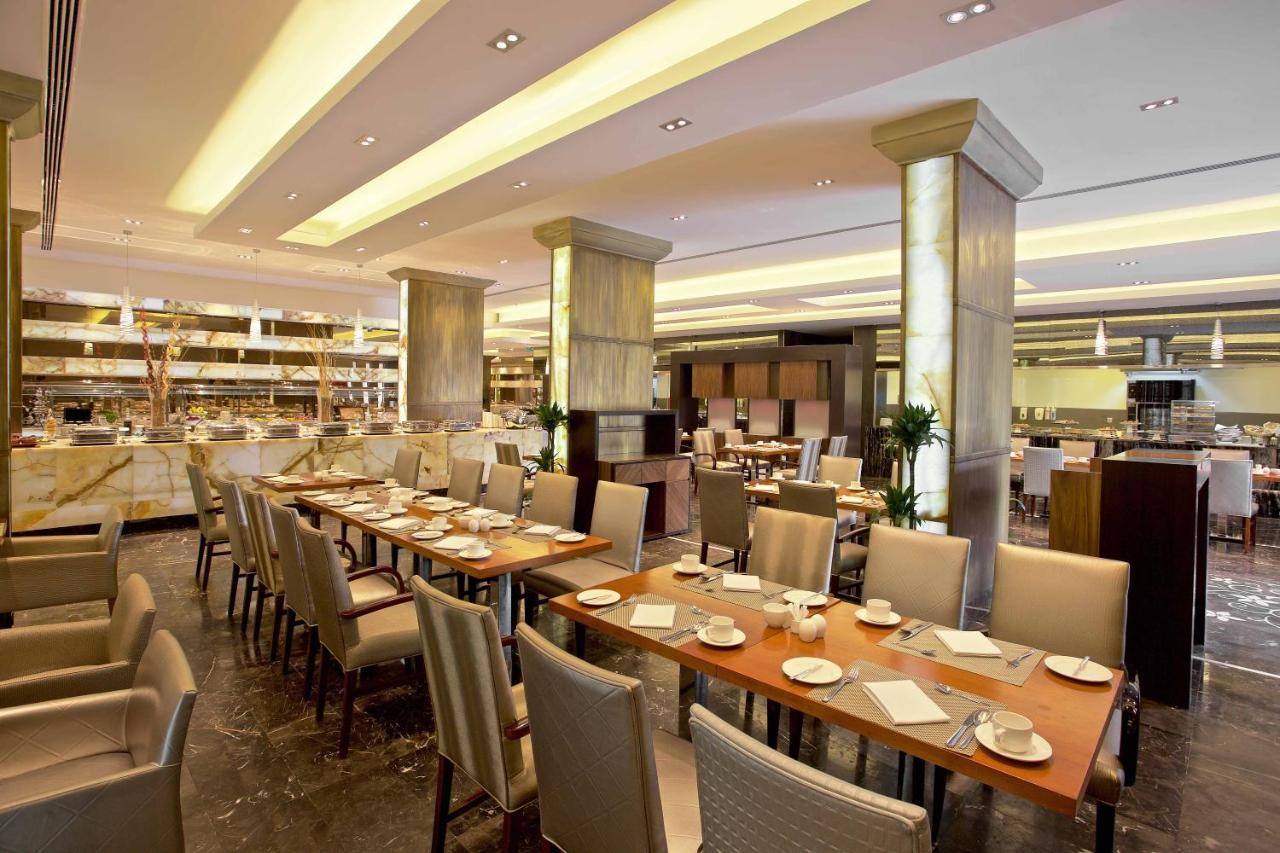 Crowne Plaza Jeddah By Ihg Hotel Ngoại thất bức ảnh The restaurant